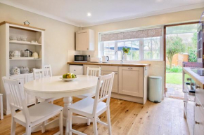 Bramley Fall Cottage, Chichester 4km, 3 BEDROOMS, Sleeps 6, West Wittering Beach 10 minute drive, Quiet Rural Location, Free Wi fi, Free Sky TV inc Sports & Kids, Child Friendly, Stairgates, High Chai